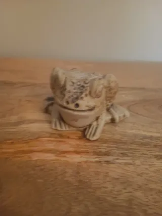 Rana decorativa de cerámica