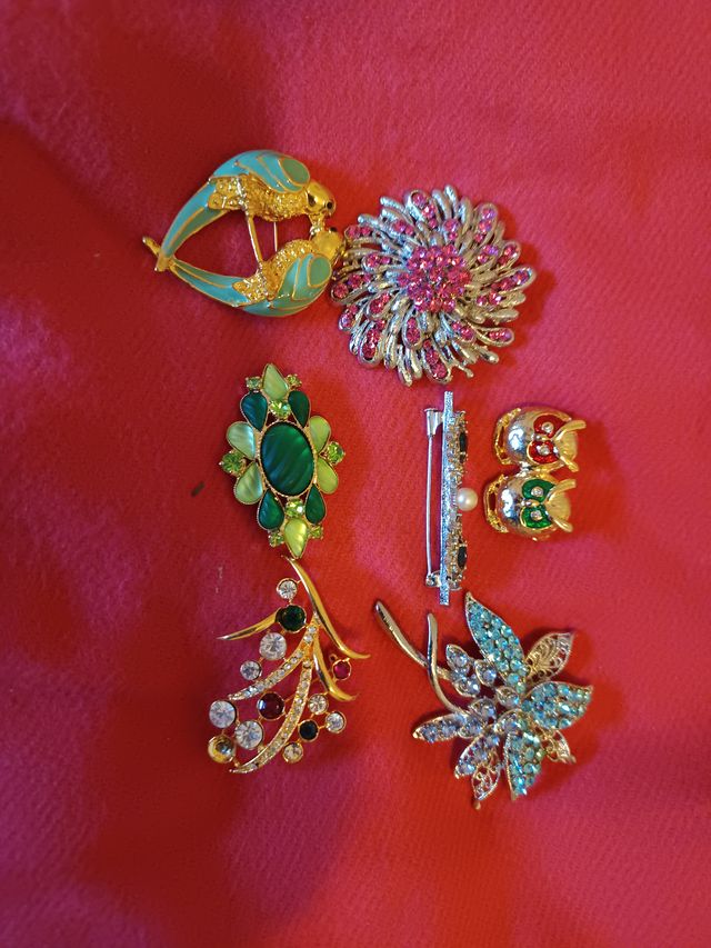 Lote de broches bisutería dorados y verdes..lot12