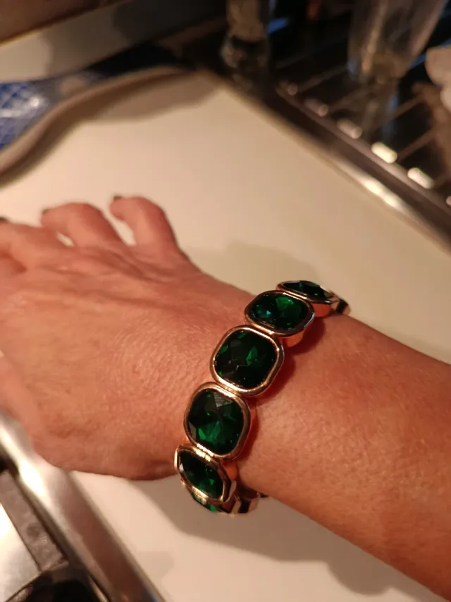 Bracciale elastico con pietre verdi