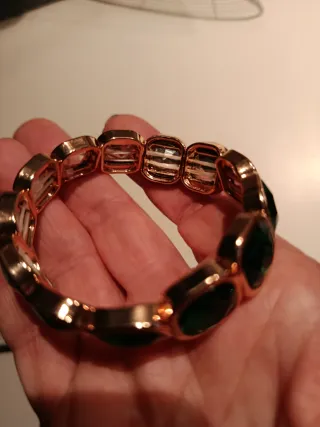 Bracciale elastico con pietre verdi