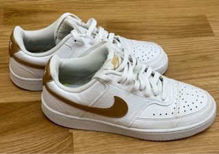 Zapatillas Nike Blancas y Doradas