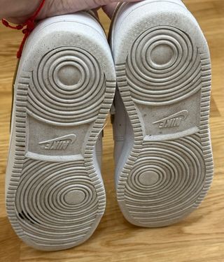 Zapatillas Nike Blancas y Doradas