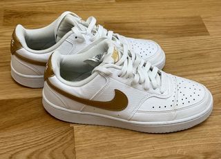 Zapatillas Nike Blancas y Doradas