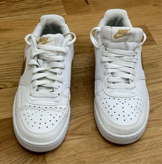 Zapatillas Nike Blancas y Doradas