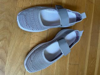 Zapatillas grises con velcro