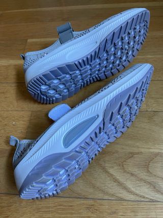 Zapatillas grises con velcro