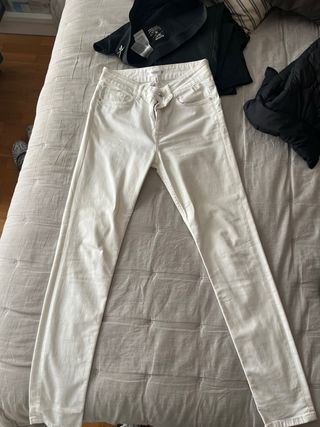 Pantalones pitillo blancos Mango