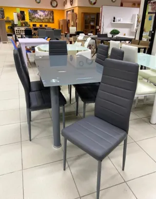 Mesa Comedor Negra y 6 Sillas Blancas