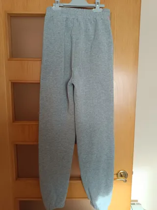 Jeans vaqueros rotos adolescentes y jerseys