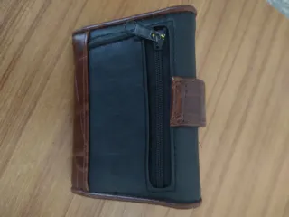 Cartera de cuero negra y marrón