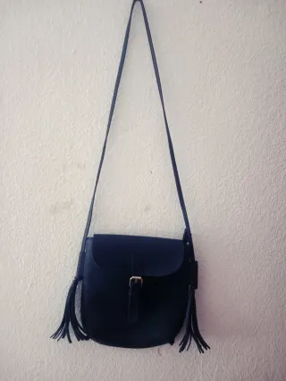 Bolso negro con flecos