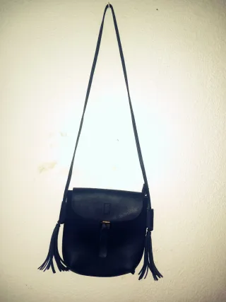 Bolso negro con flecos