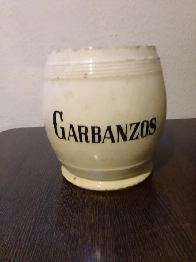 Bote antiguo de garbanzos