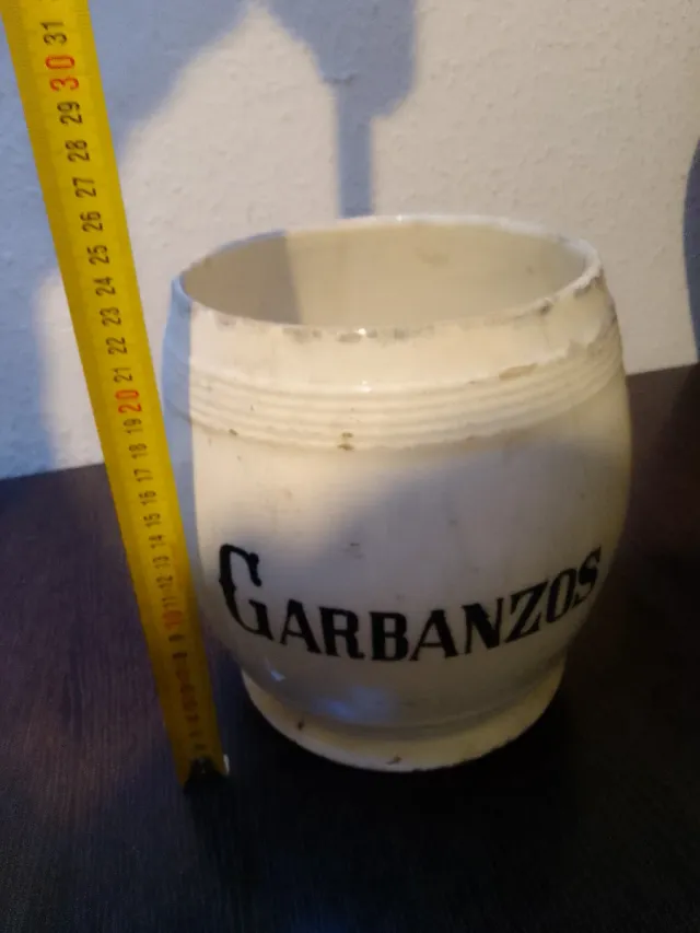 Bote antiguo de garbanzos