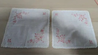 Tappeti in cotone con ricamo floreale viola.