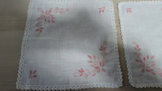 Tappeti in cotone con ricamo floreale viola.