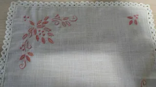 Tappeti in cotone con ricamo floreale viola.