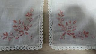 Tappeti in cotone con ricamo floreale viola.