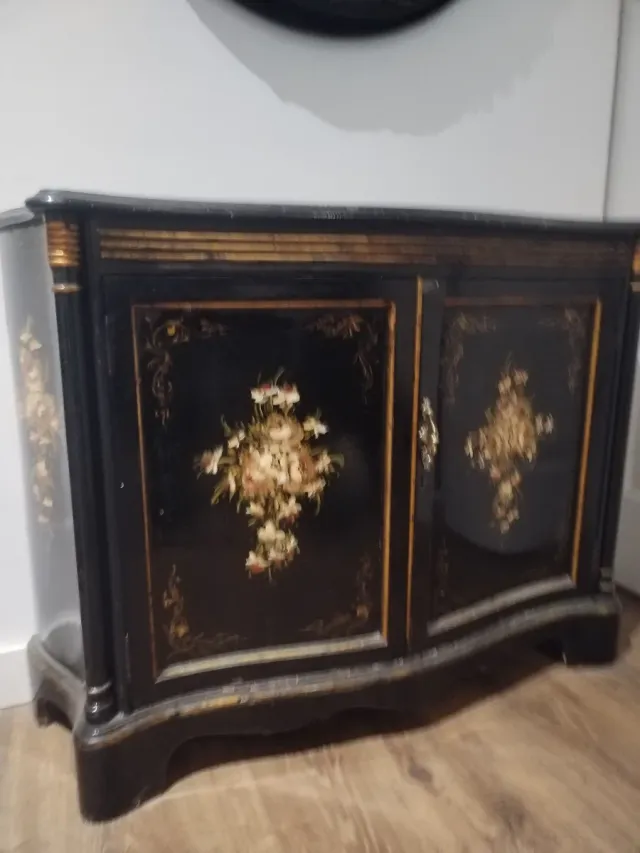 Aparador estilo Luis XV negro y dorado