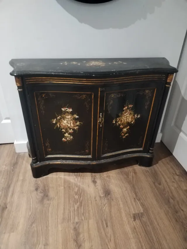 Aparador estilo Luis XV negro y dorado