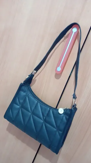 Bolso negro acolchado