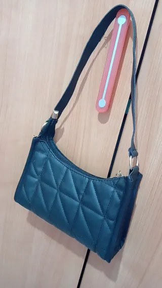 Bolso negro acolchado
