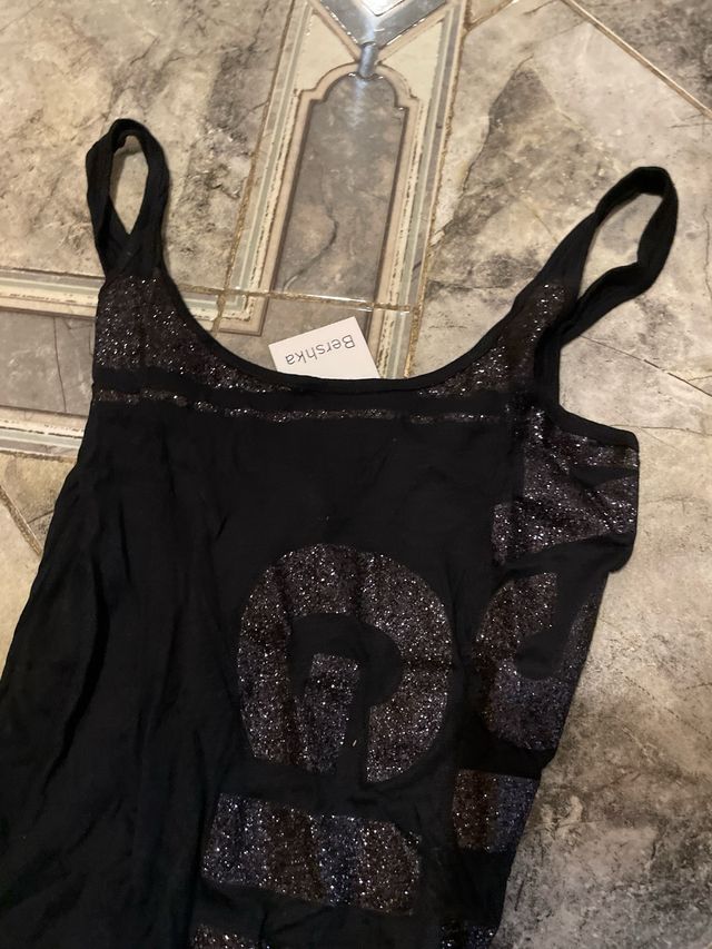 Camiseta Bershka negra con brillo