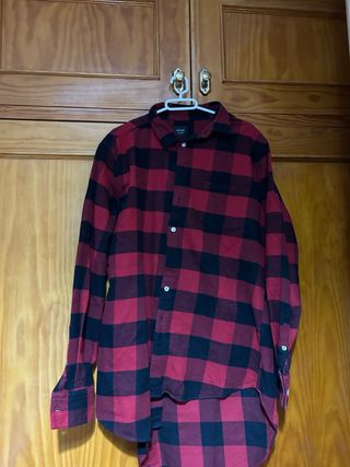 Camisa a cuadros roja y negra