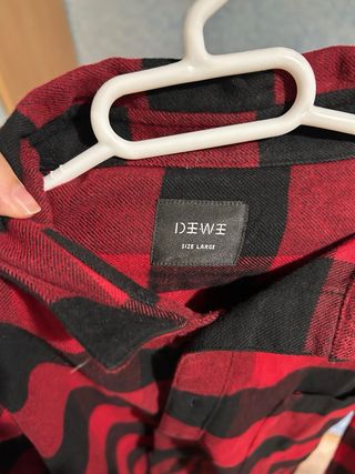 Camisa a cuadros roja y negra