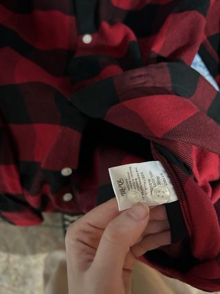 Camisa a cuadros roja y negra