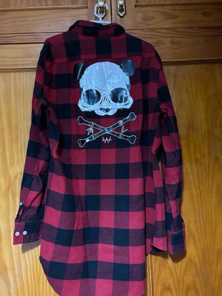 Camisa a cuadros roja y negra