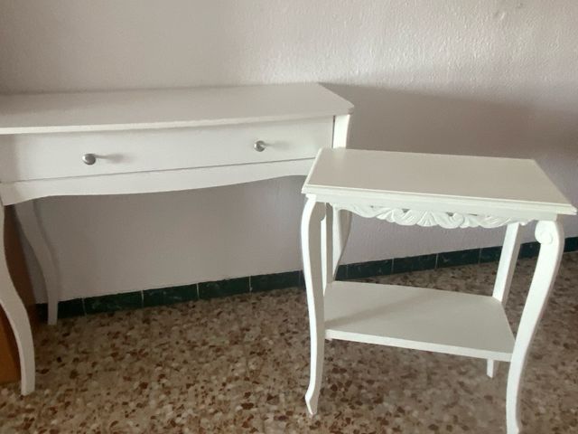 Conjunto de mesas auxiliares blancas