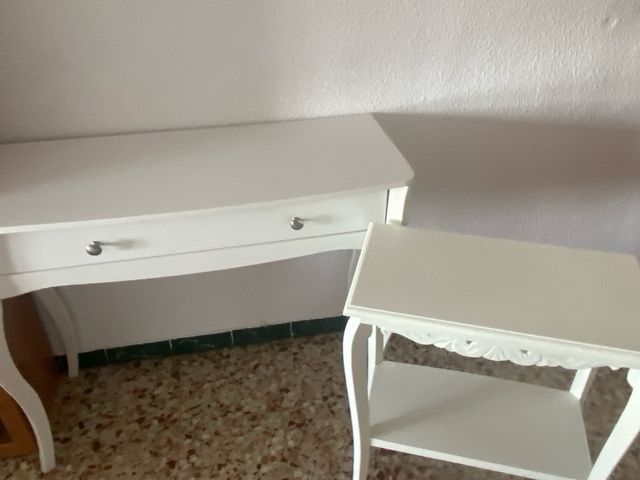 Conjunto de mesas auxiliares blancas