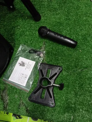 Cassa Bluetooth con asta e microfono