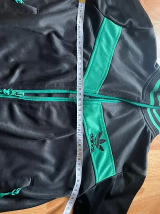 Chandal completo verde y negro.