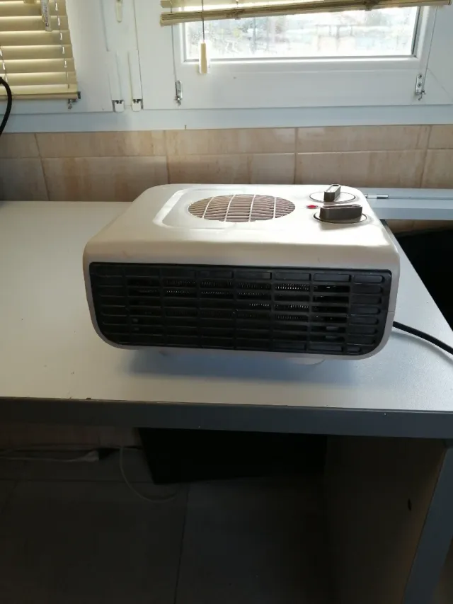 Calefactor de baño beige y negro