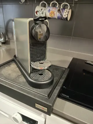 Cafetera Nespresso Automática poco usada con 1 año