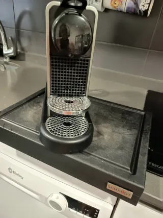 Cafetera Nespresso Automática poco usada con 1 año