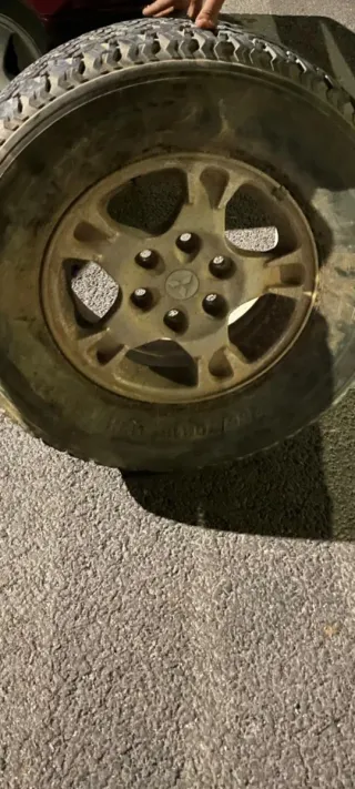 1 llanta de coche Mitsubishi Montero