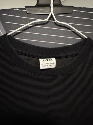 Camiseta Zara. Texturizada. Hombre. Talla S.
