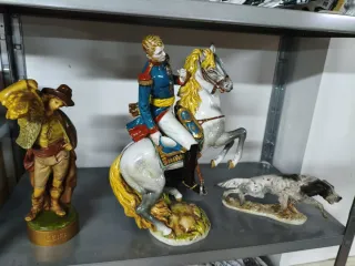 Figuras de porcelana: jinete y perro