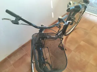 Bicicleta urbana con cesta