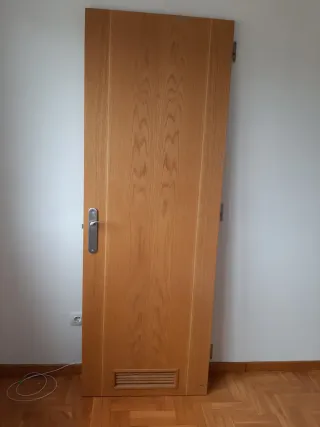 Puerta interior roble con manilla de acero