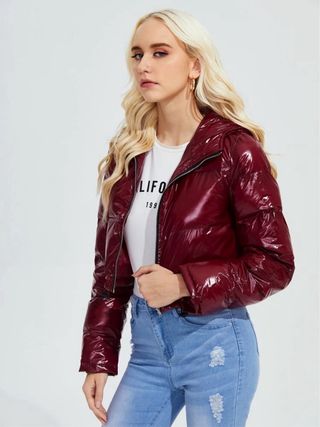 Abrigo corto brillo granate con capucha