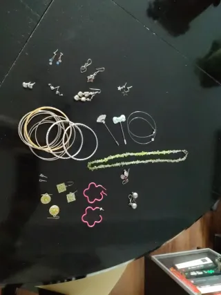 Conjunto de bisutería: pendientes y pulseras