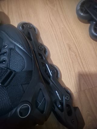 Patines negros en bolsa