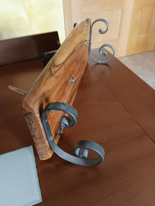 Espositore artigianale per coltelli, legno di ulivo