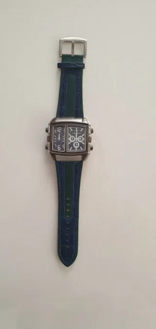 Reloj de pulsera azul y verde