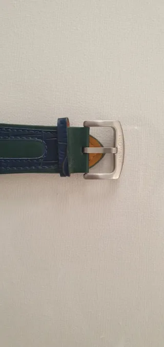 Reloj de pulsera azul y verde