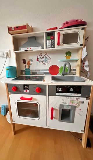 Casa de muñecas KidKraft y cocinita